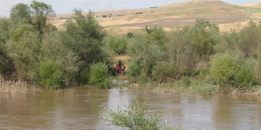 Dicle Nehri'nin ortasında 7 çocuk mahsur kaldı
