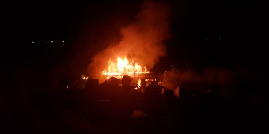 VİDEO - Diyabakır´da kamyon tarlaya uçtu