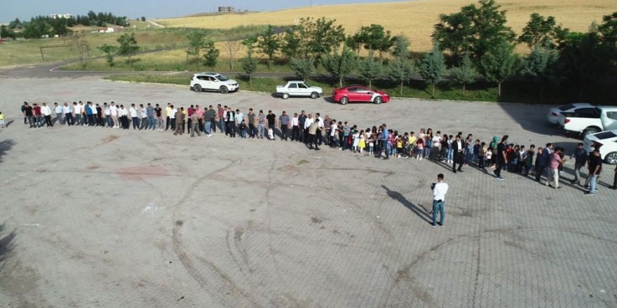 300 torunu bayramını kutlamak için sıraya girdi