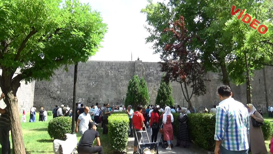 Genç kızın intihar girişimi canlı yayınlandı