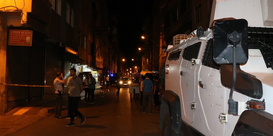 VİDEO - Diyarbakır’da seyir halindeki otomobile çapraz ateş