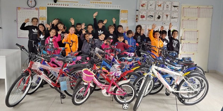 Fedakar öğretmenden öğrencilere bisiklet dağıtımı