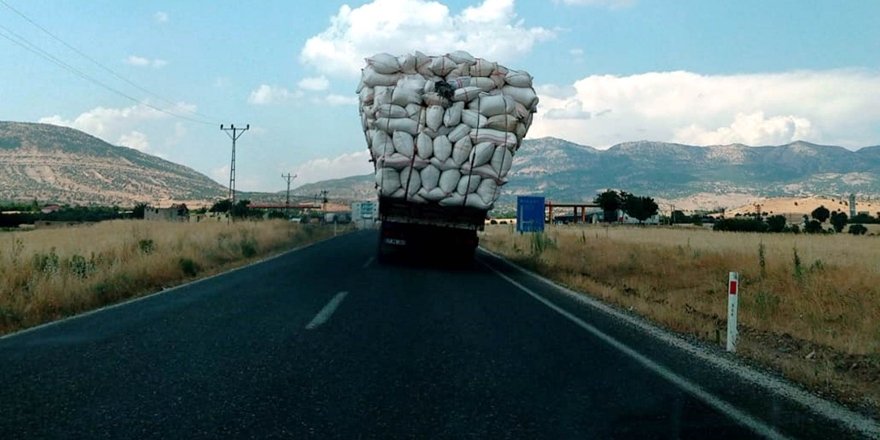 VİDEO - Diyarbakır'da saman yüklü kamyonlar tehlike saçıyor