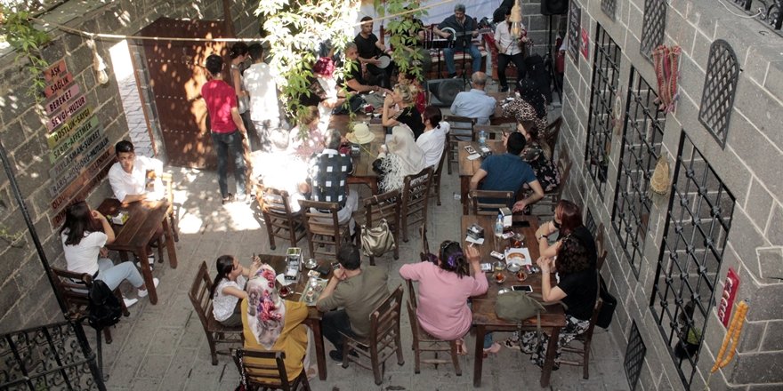 Sıcaktan bunalan Diyarbakırlılar park, cami ve kafelere akın etti