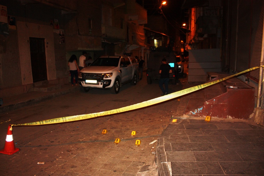 Sokak ortasında uzun namlulu silahlarla kavga