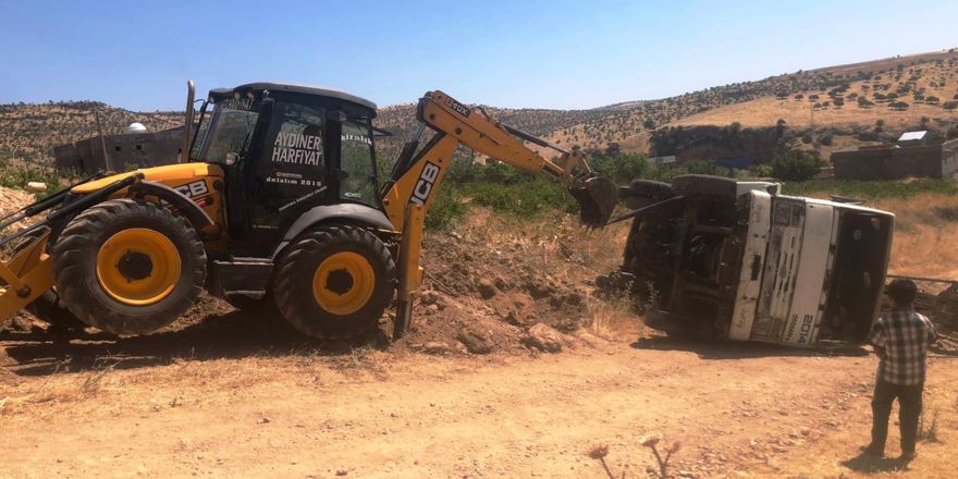 Diyarbakır'da sondaj yapan kamyon devrildi