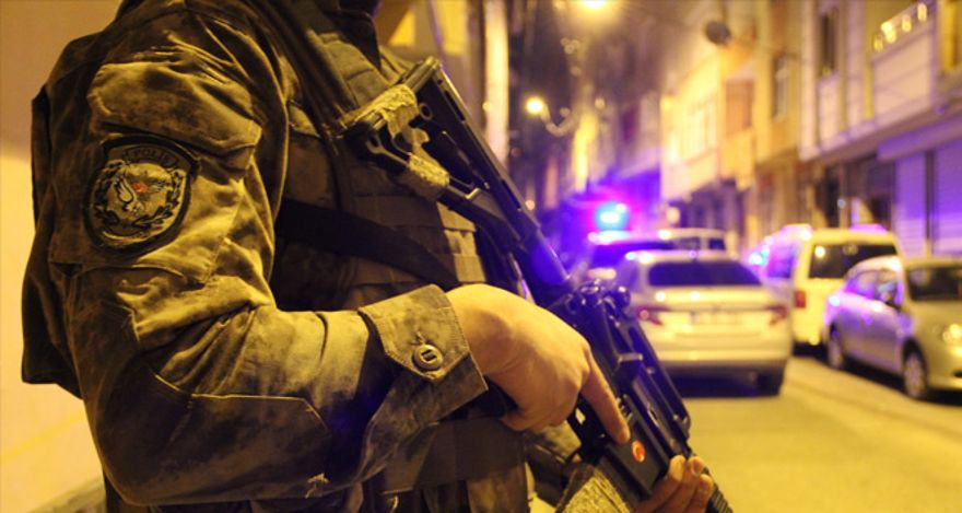 Polis ekiplerine el bombalı saldırı