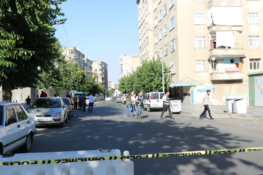 DiyarbakÄ±r'da zÄ±rhlÄ± polis aracÄ±na EYP ve silahlÄ± saldÄ±rÄ±: 4 yaralÄ± ile ilgili gÃ¶rsel sonucu