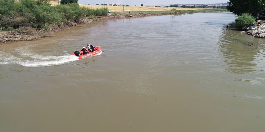 Nehir'de mahsur kalan 12 kişi kurtarıldı