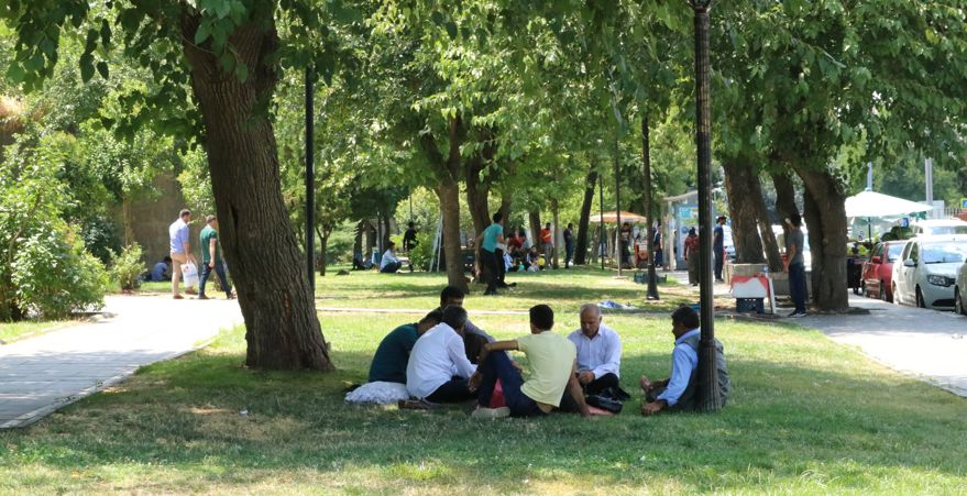 Sıcaktan kaçan vatandaşlar serinleyecek yer arıyorlar