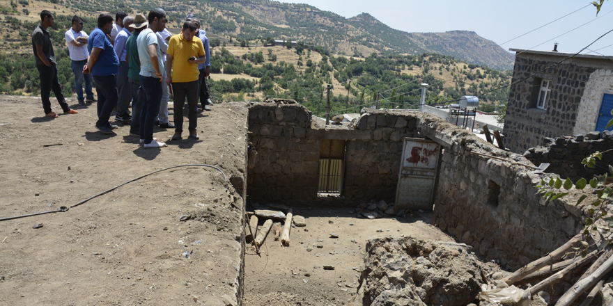 Yamaçtan kopan kaya parçası ahıra zarar verdi