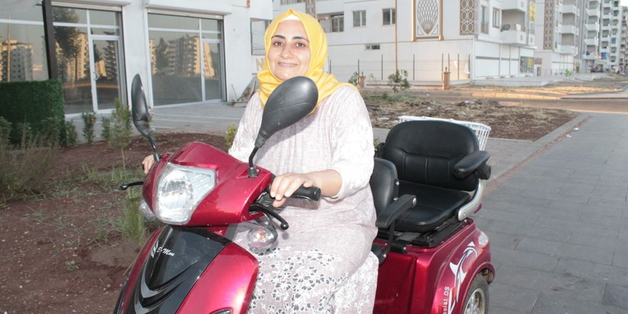 Yemeği yapıp siparişleri motosikletle dağıtıyor