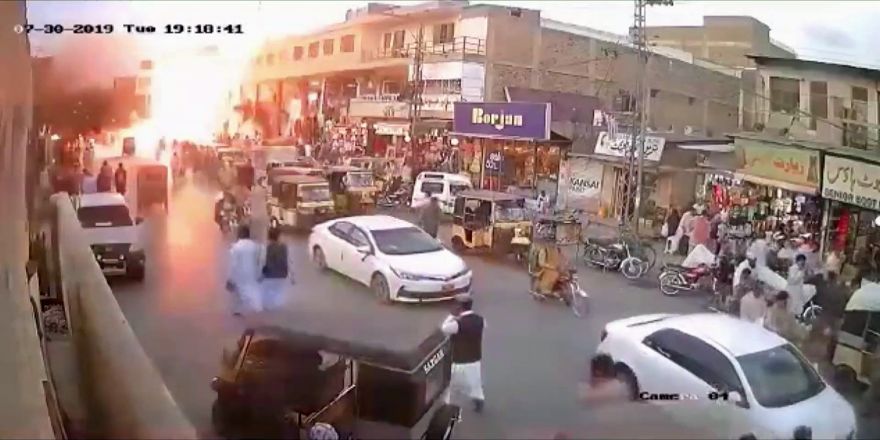 Pakistan’daki patlama güvenlik kamerasına takıldı