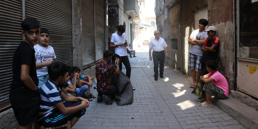 Sokak sokak gezip çocukları ücretsiz tıraş ediyor