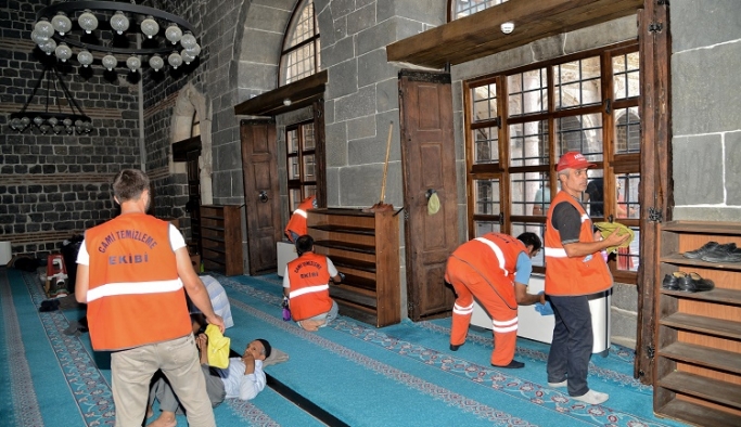 Büyükşehir camileri temizliyor, müftülük engelliyor!