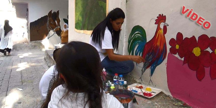 Nazlı öğretmen ve arkadaşları sokakları renklendirdi