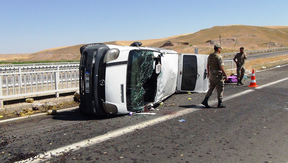 VİDEO- Zeytin taşıyan araç takla attı: 2'si ağır 7 yaralı