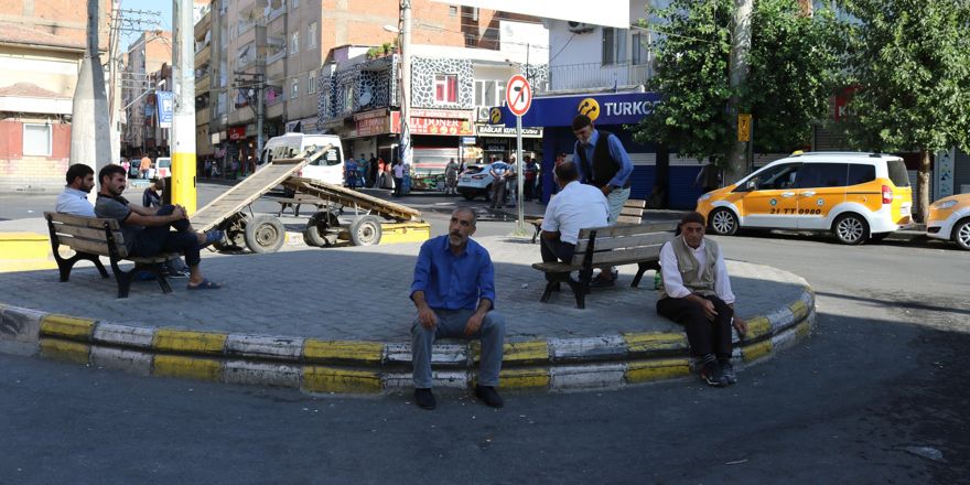 Sabahın erken saatinde kalkıp amele pazarında iş bekliyorlar
