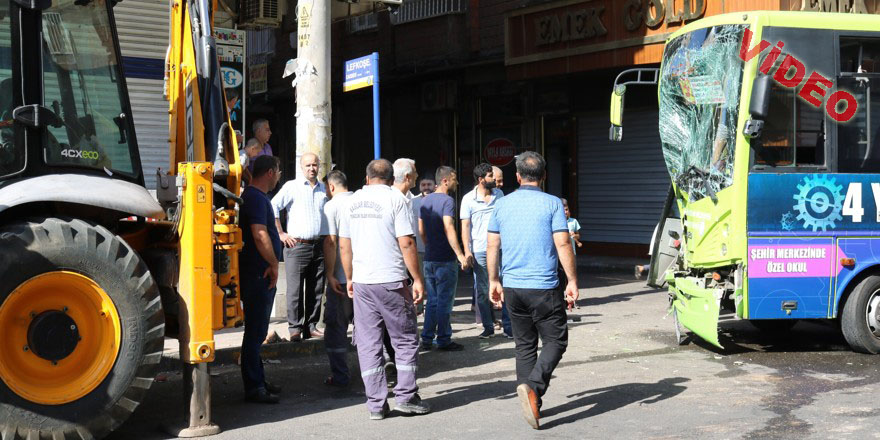 Halk otobüsü kepçeye çarptı: 5 yaralı