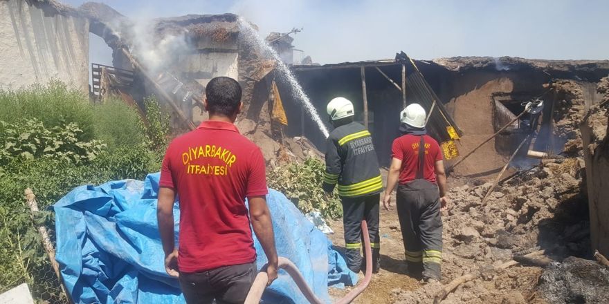 2 ev ve 4 ahır küle döndü