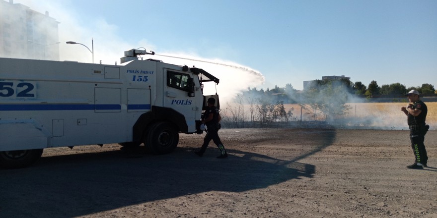 TOMA, yangını akaryakıt istasyonu ve çay bahçesine sıçramadan söndürdü