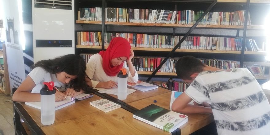 Kıl çadır kütüphane gençlerin hizmetinde