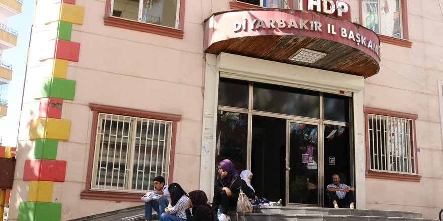 Çocuklarının “dağa kaçırıldığını” iddia eden aileden, HDP önünde oturma eylemi