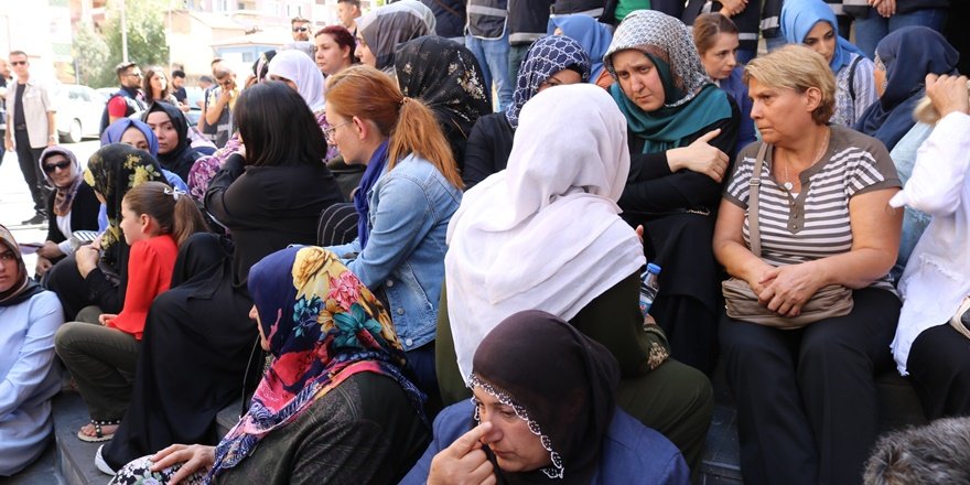 Ailelerin HDP il binası önündeki oturma eylemi 5. gününde
