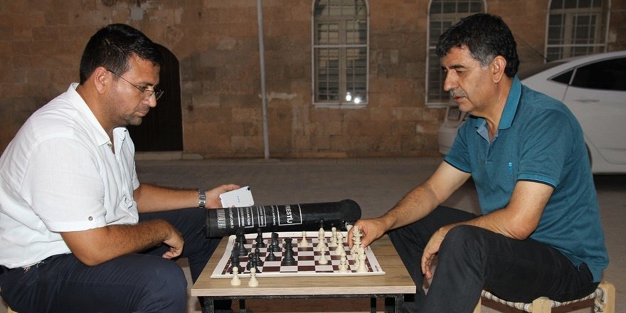 Kızıltepe sokaklarında satranç maçı