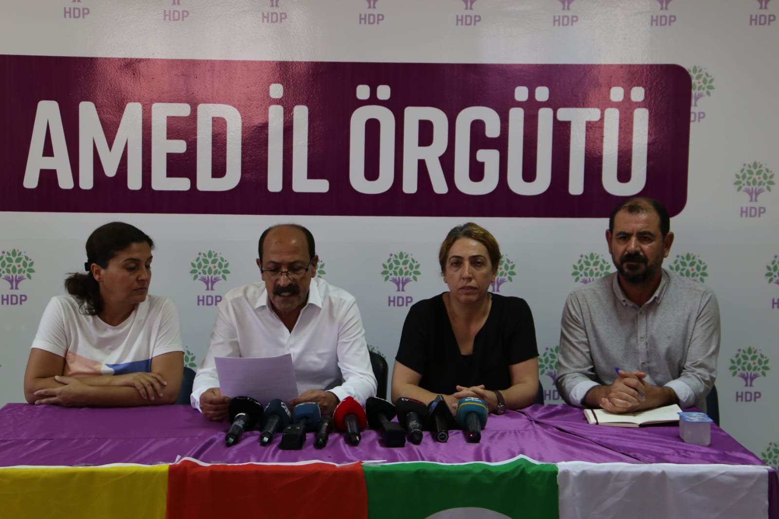 HDP: Annelerin oturma eylemi bizi rahatsız etmiyor