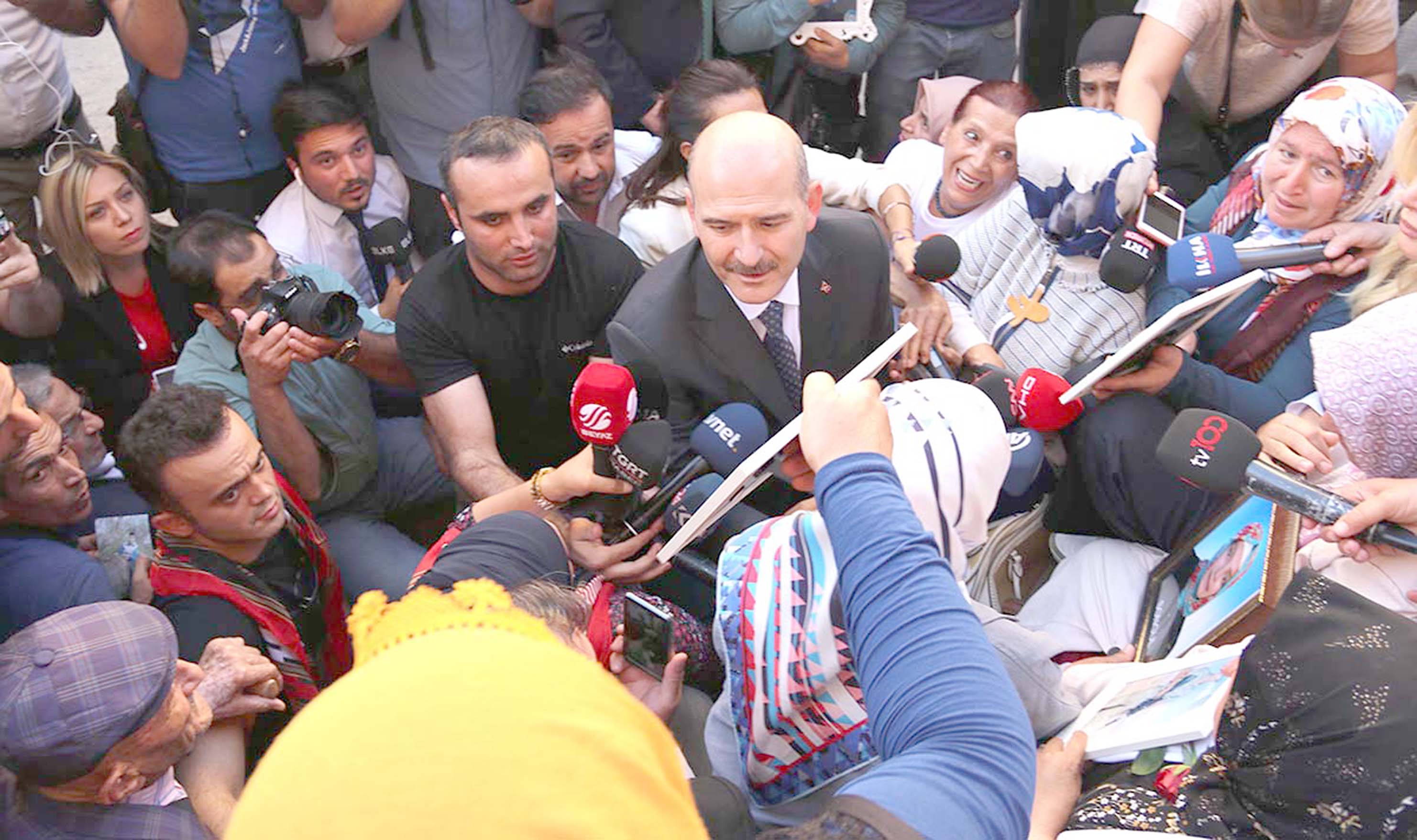 Bakan Soylu oturma eylemi yapan anneleri ziyaret etti