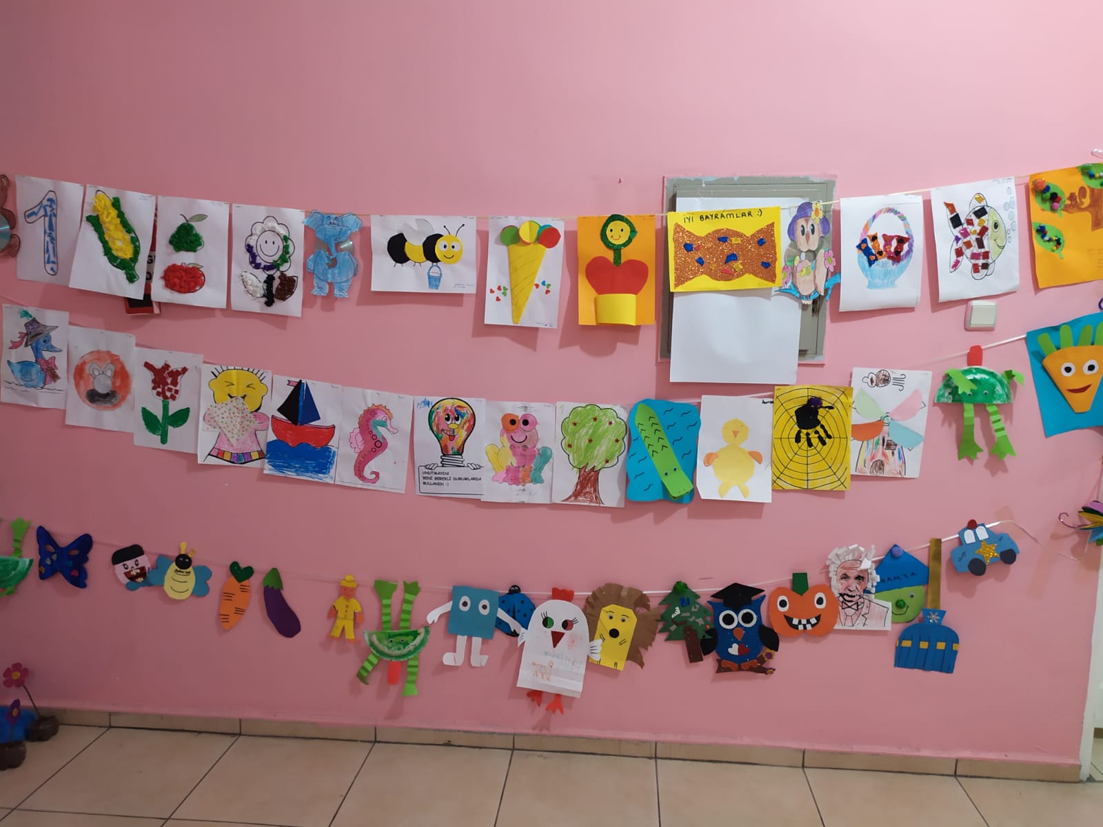 Yaz kursunda çizilen resimler sergilendi