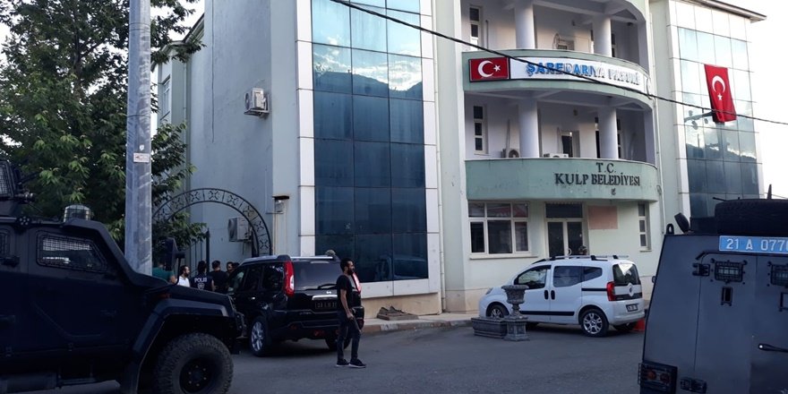 Patlama sonrası Kulp Belediyesine operasyon