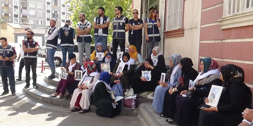 HDP önündeki ailelerin oturma eyleminde 12. gün