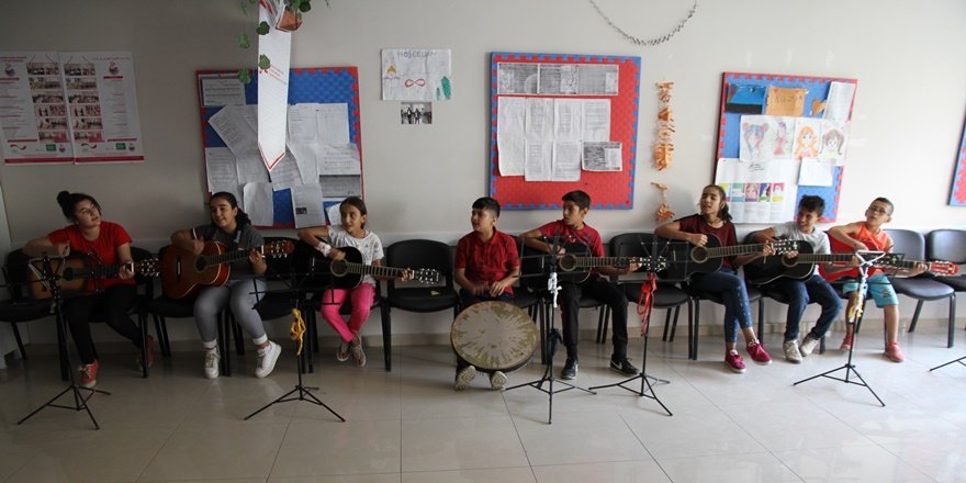 Mülteci çocukları savaşın etkilerini müzikle atmaya çalışıyor