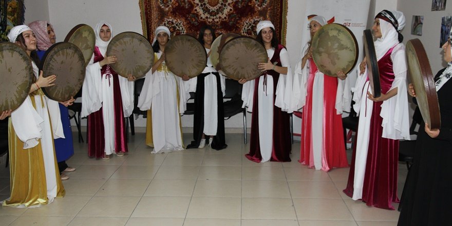 Erbaneli kadınlar, yöresel kıyafetleriyle sahne aldı