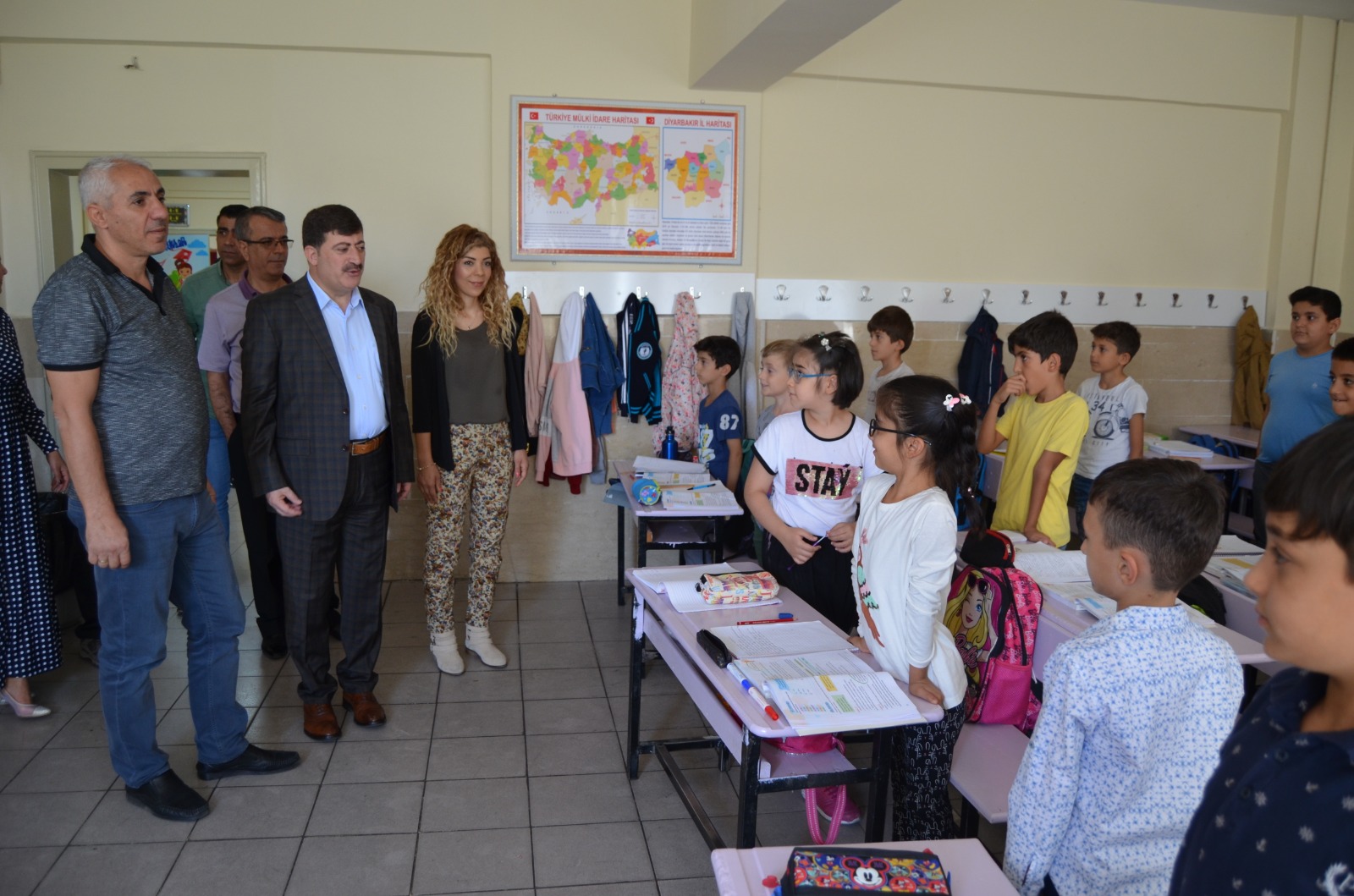 BAĞLAR BELEDİYESİ’NDEN BOTANİK PARKA DÖNÜŞTÜRÜLEN OKULA KIRTASİYE DESTEĞİ