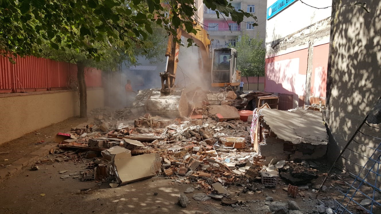 BAĞLAR BELEDİYESİ, ÖĞRENCİLER İÇİN RİSK OLUŞTURAN KANTİNİ YIKARAK OLASI FACİAYI ÖNLEDİ