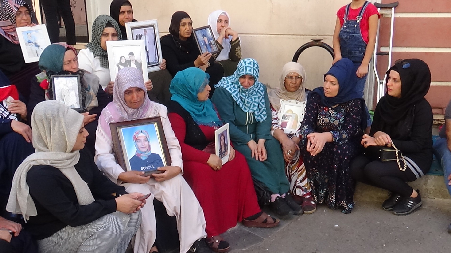 Annelerin HDP önündeki eylemi sürüyor