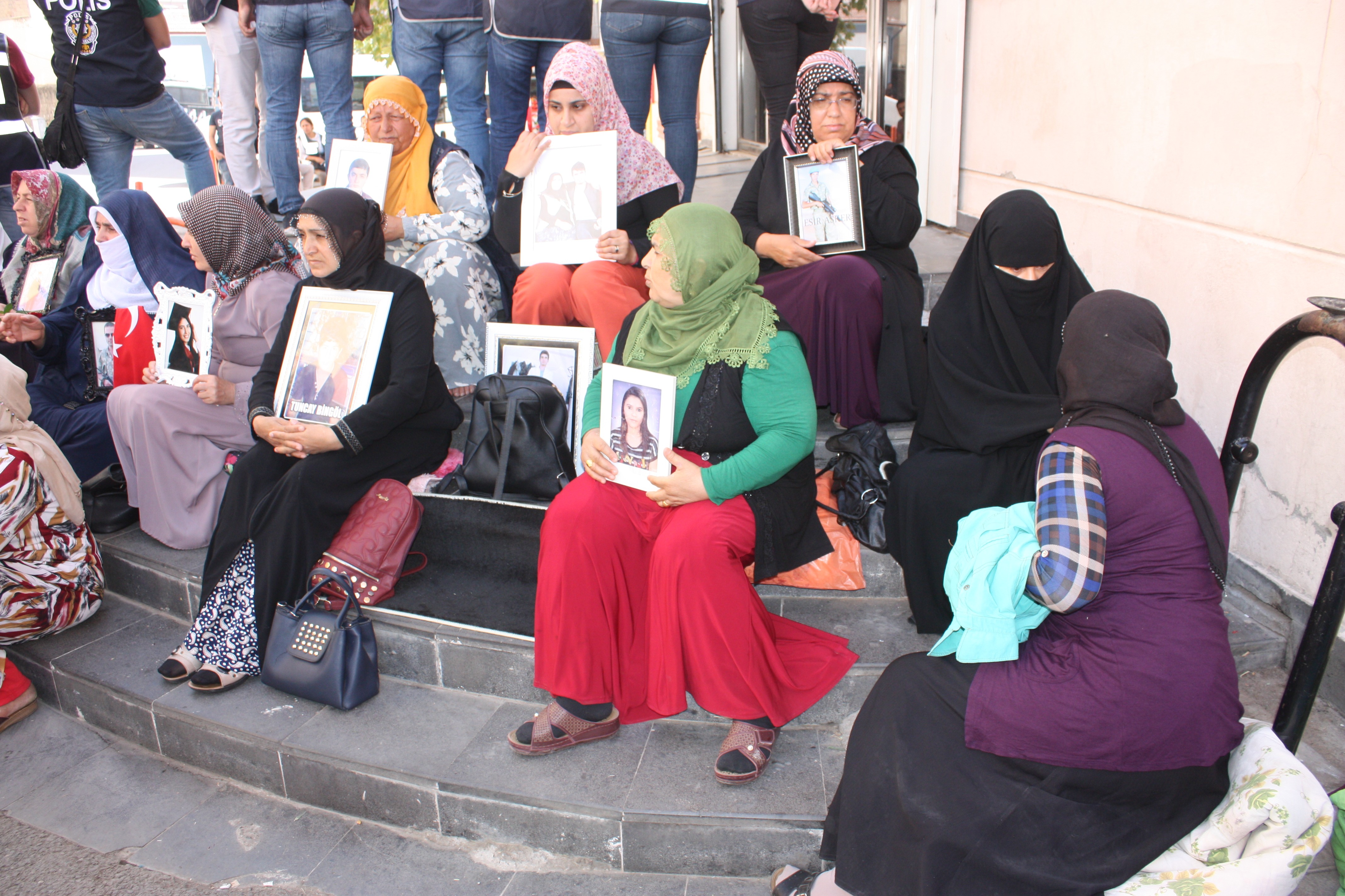 HDP önünde eylem sürüyor