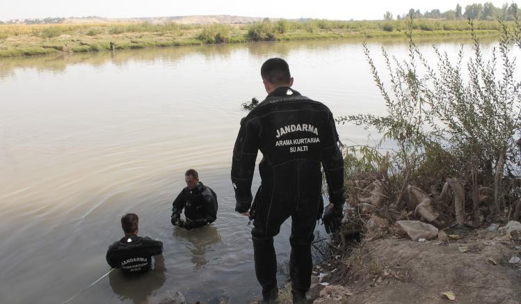 VİDEO- Arabası Dicle kıyısında, kendisi İzmir’de çıktı