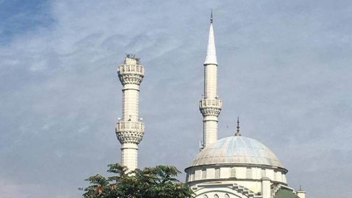 Minaresi yıkılan cami mühürlendi
