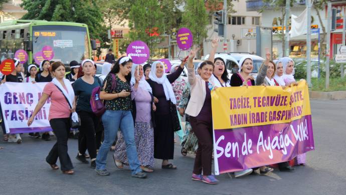 Diyarbakırlı kadınlar taciz ve şiddete karşı yürüdü