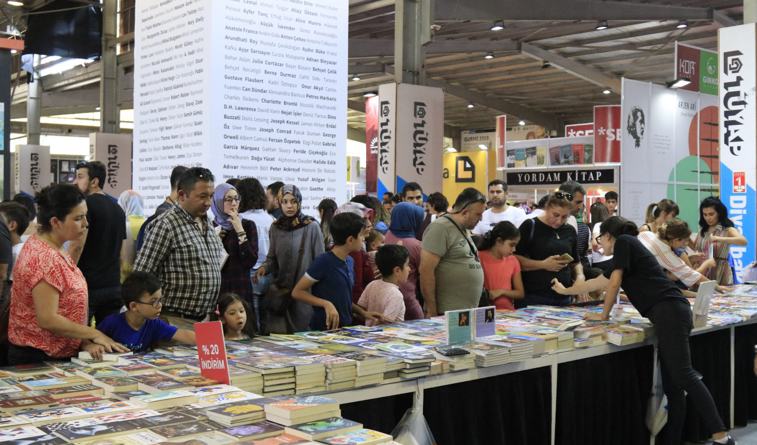 Diyarbakır Kitap Fuarını 1 günde 25 bin kişi ziyaret etti