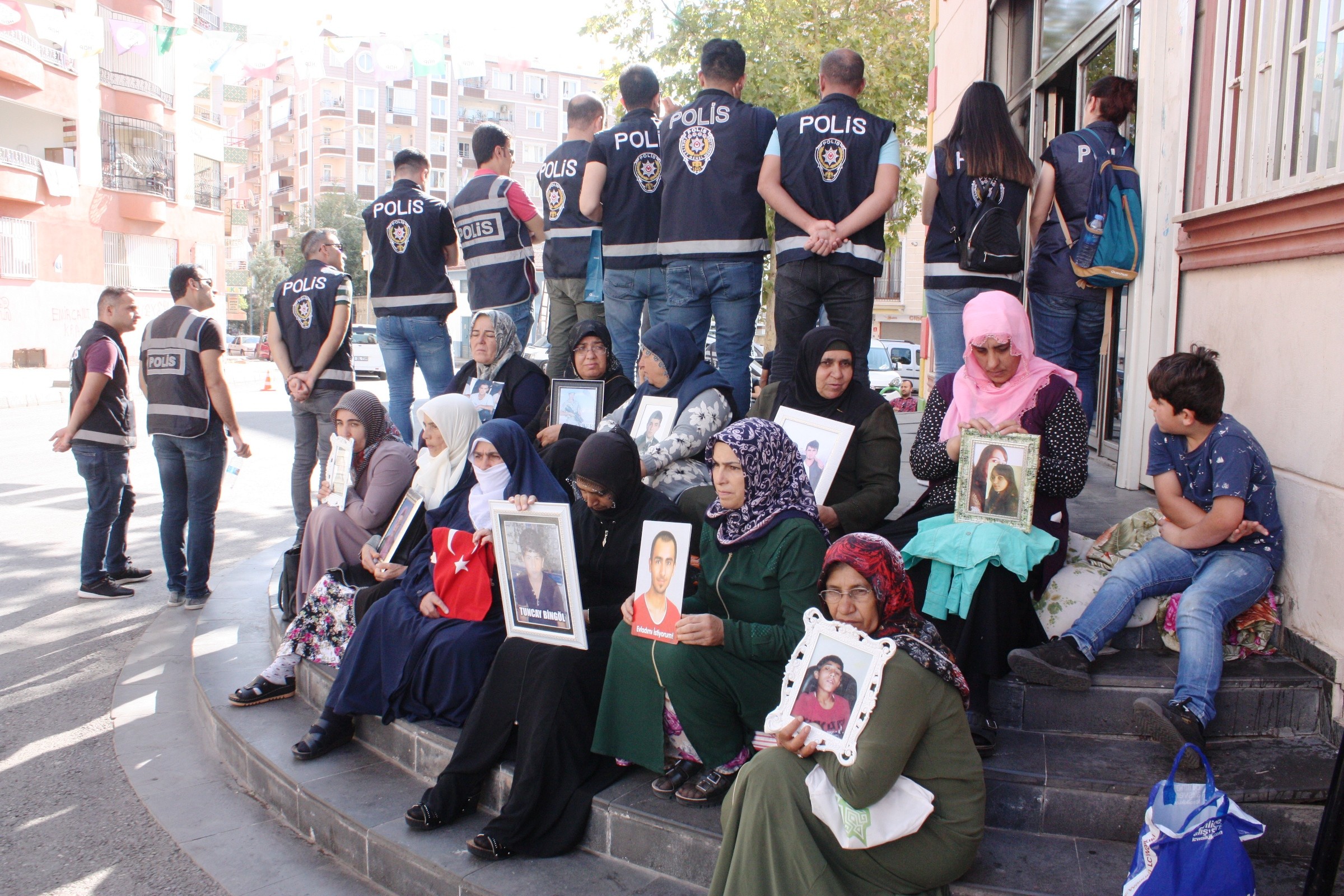 VİDEO-Annelerin HDP önündeki nöbeti 27'nci gününde