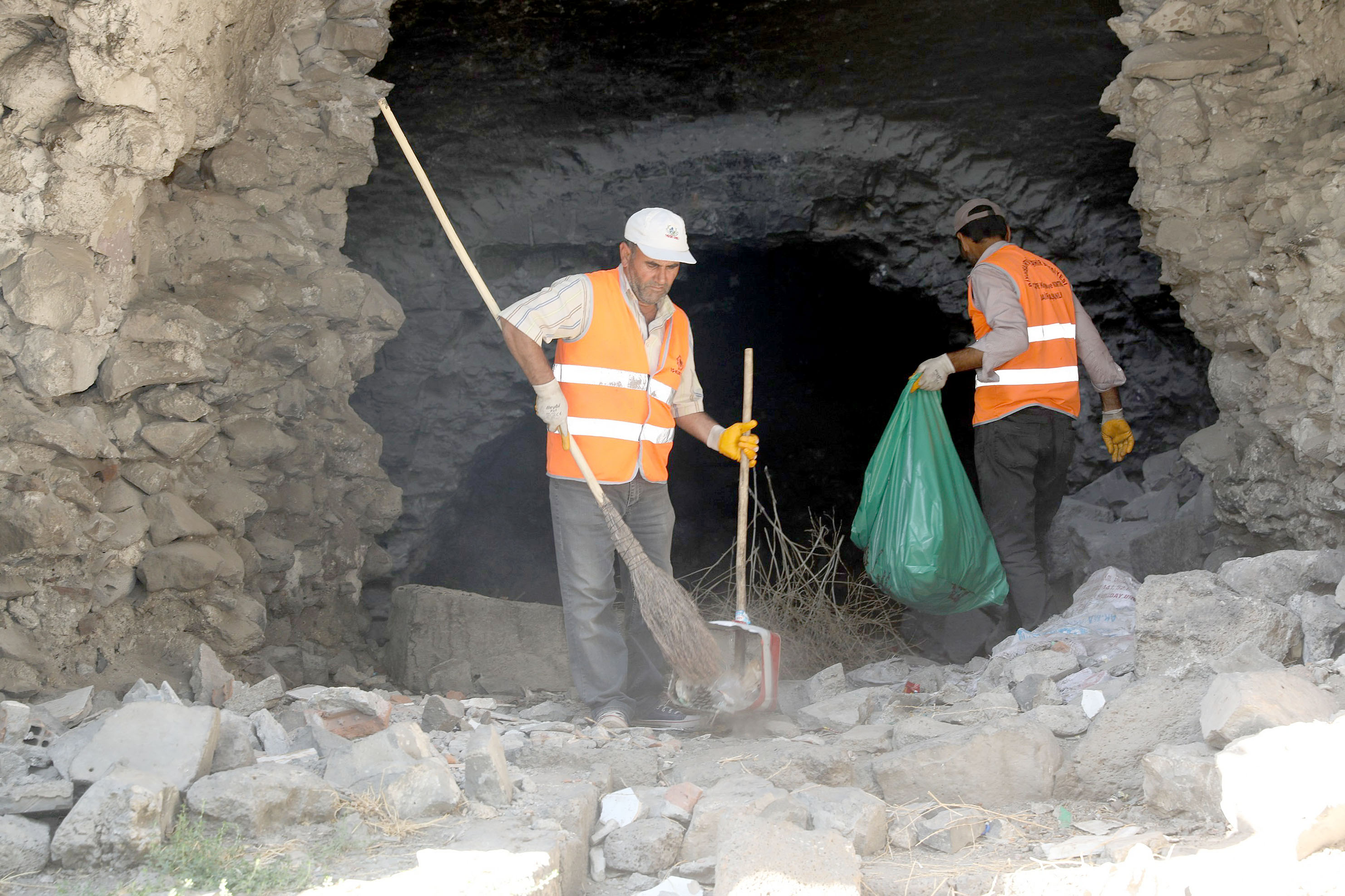 Büyükşehir Belediyesi ekipleri, tarihi surların etrafını temizliyor