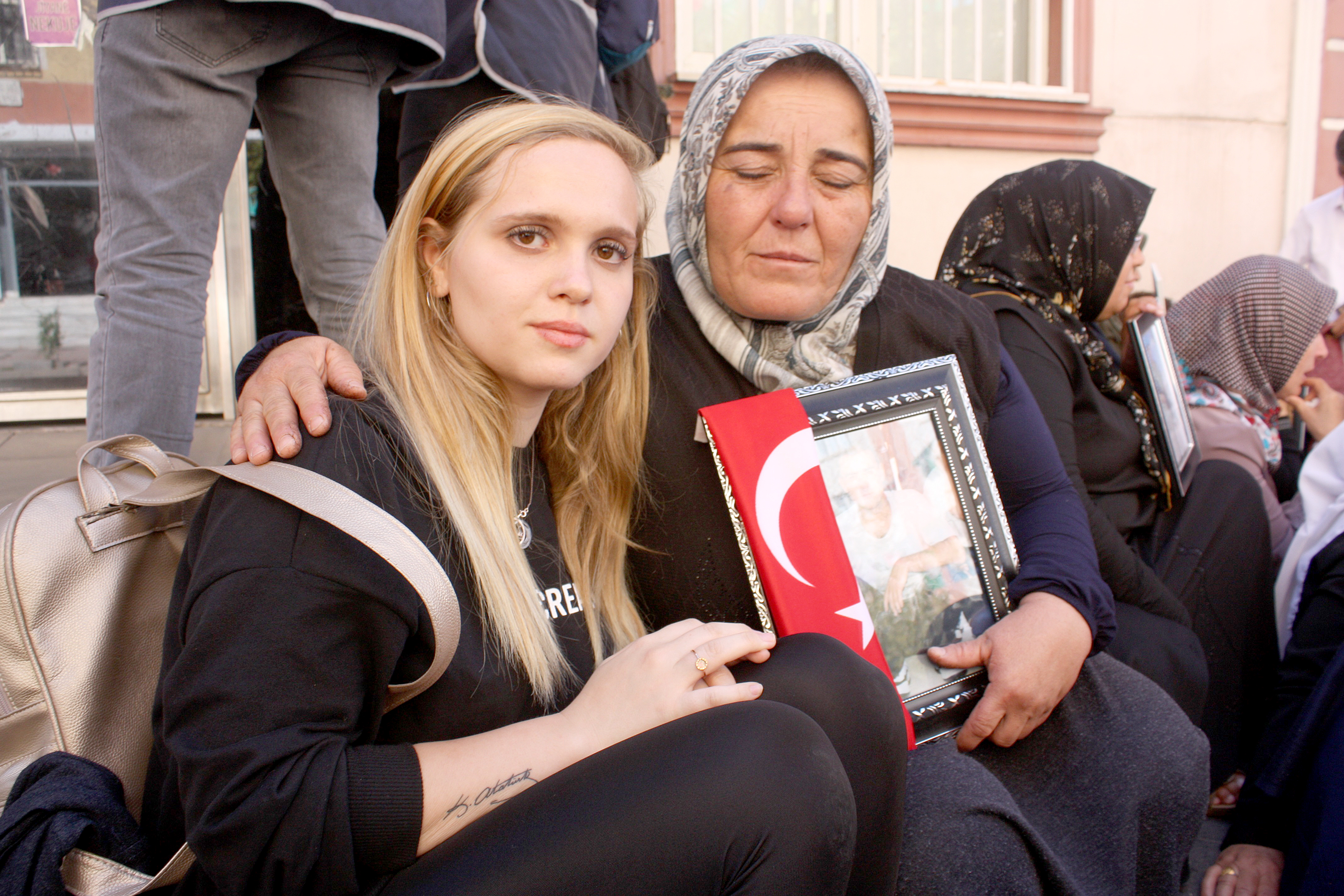 Öğrencilerden HDP önünde oturan annelere destek