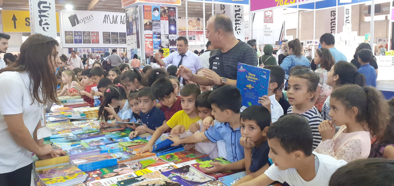 Kitap Fuarı’nda iğne atsan yere düşmez!