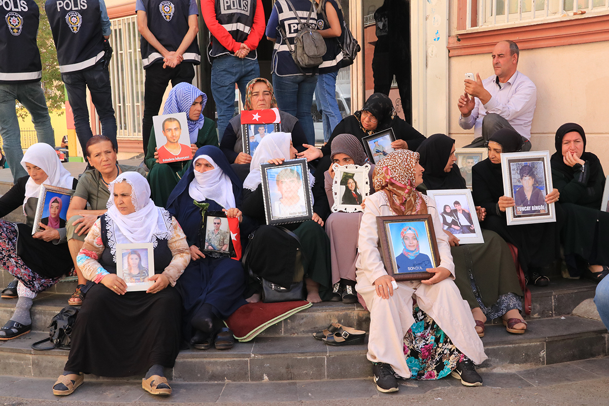 HDP önünde oturma eylemi yapan anneler: Meclisten çözüm bekliyoruz