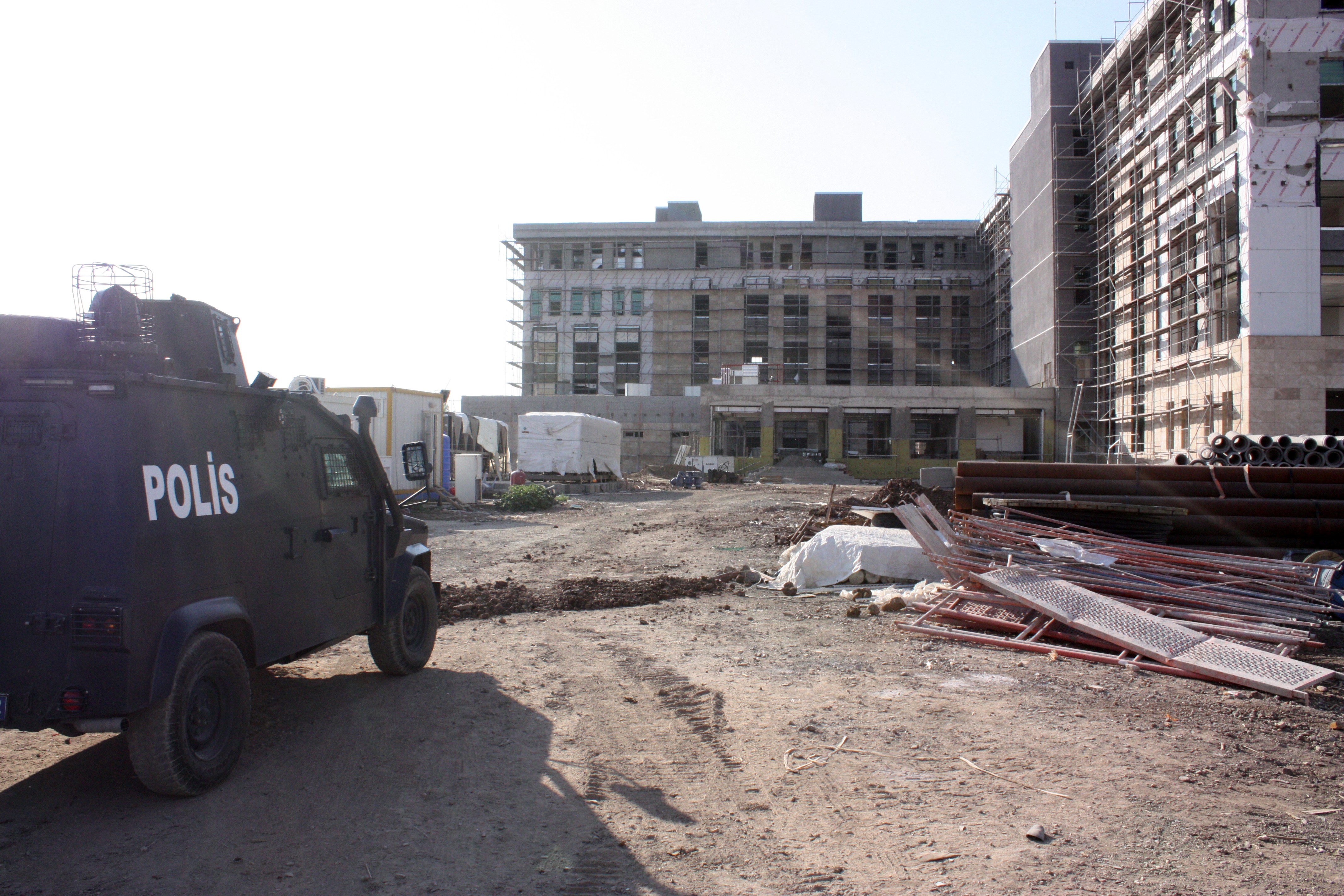 Diyarbakır’da inşaat iskelesi çöktü: 2’si ağır 3 işçi yaralı